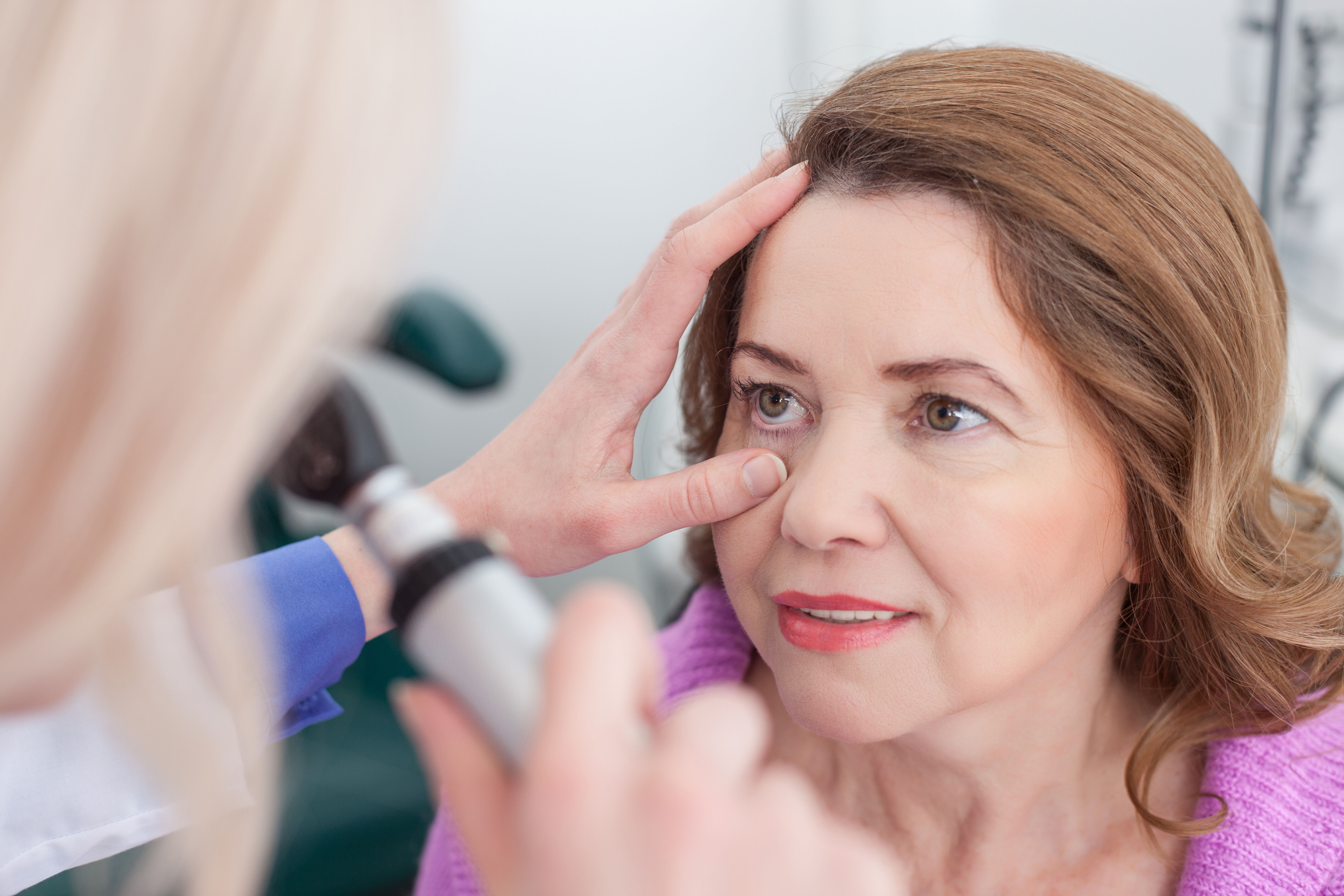 A doctor checks women eyes