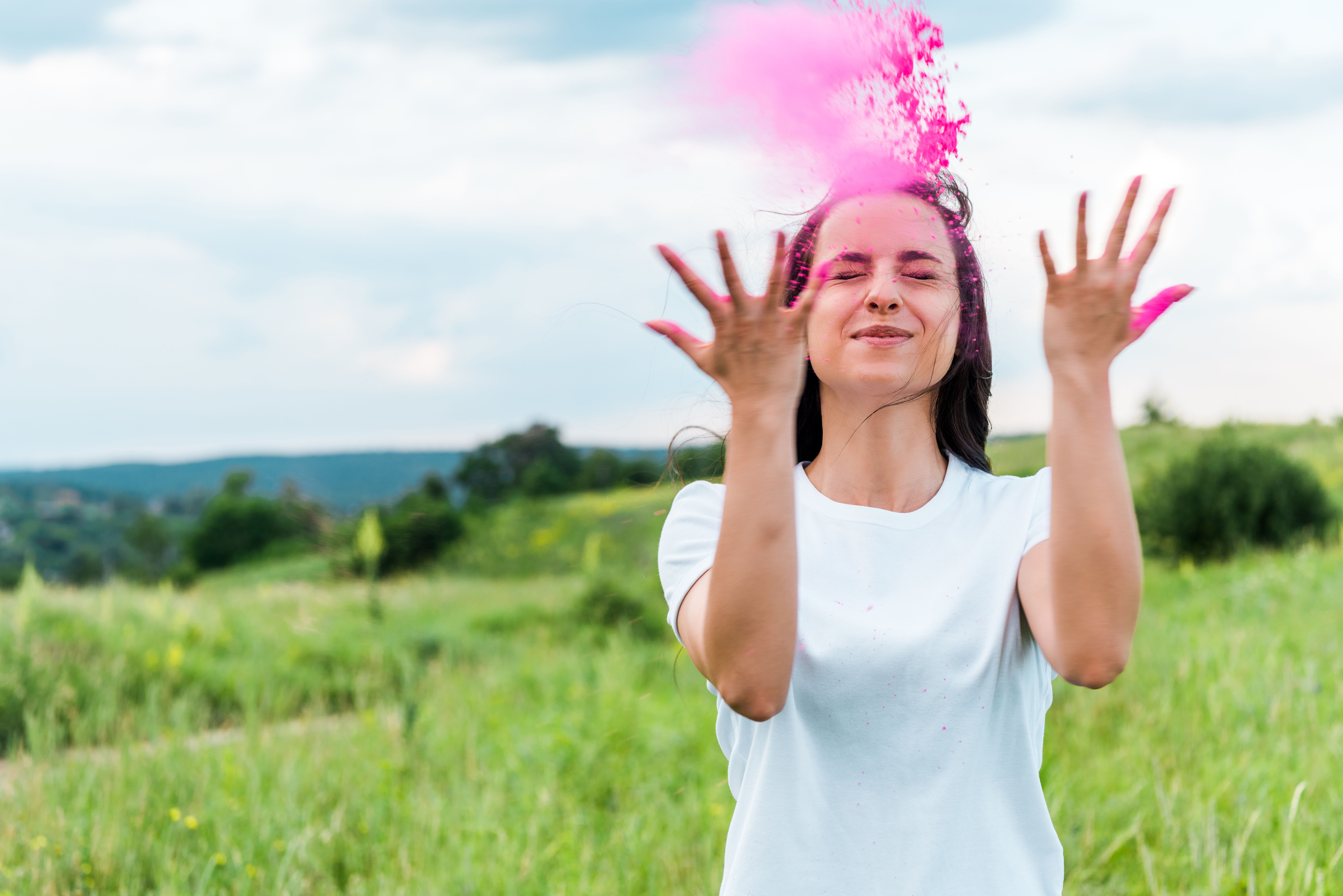 A girl throws up a color pigment