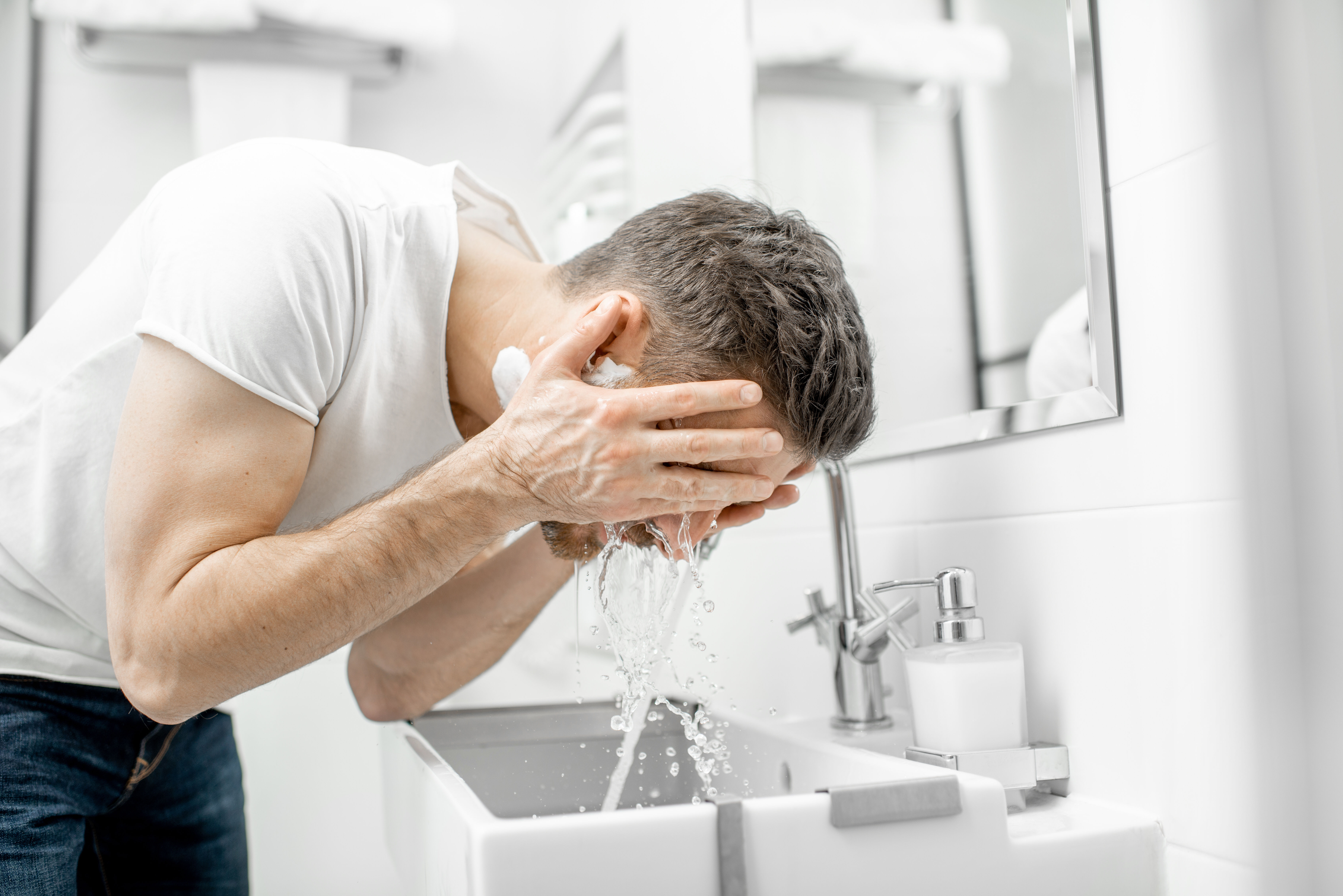 He washes face every morning. Человек у раковины. Фото моющего человека лицо. Больные люди с раковиной. Раковина и человек на ней.